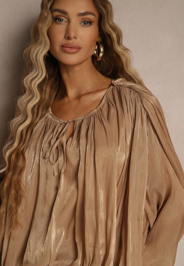 Renee - Brązowa Bufiasta Sukienka Zdobiona Trenem i Wiązaniem z Falbanami Lunoriela. Okazja: na imprezę. Kolor: brązowy. Materiał: zamsz. Wzór: aplikacja. Styl: klasyczny, elegancki