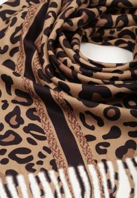 Renee - Ciemnobrązowy Wiskozowy Szalik w Panterkę Wykończony Frędzlami Alefera. Kolor: brązowy. Materiał: wiskoza. Wzór: motyw zwierzęcy #2