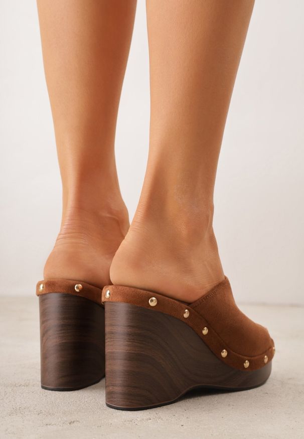 Born2be - Brązowe Klapki Drewniaki z Imitacji Zamszu na Koturnie Zdobione Nitami Edraele. Okazja: na co dzień. Kolor: brązowy. Materiał: zamsz. Wzór: aplikacja. Obcas: na koturnie. Styl: boho, casual, klasyczny, elegancki