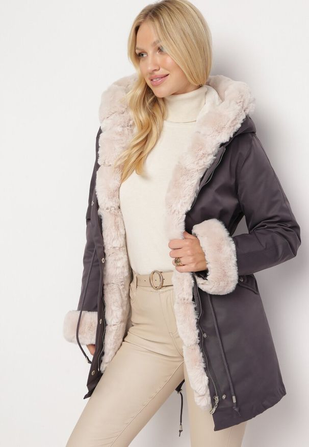 Born2be - Ciemnoszara Kurtka Parka z Futerkiem Koni. Kolor: szary. Materiał: futro