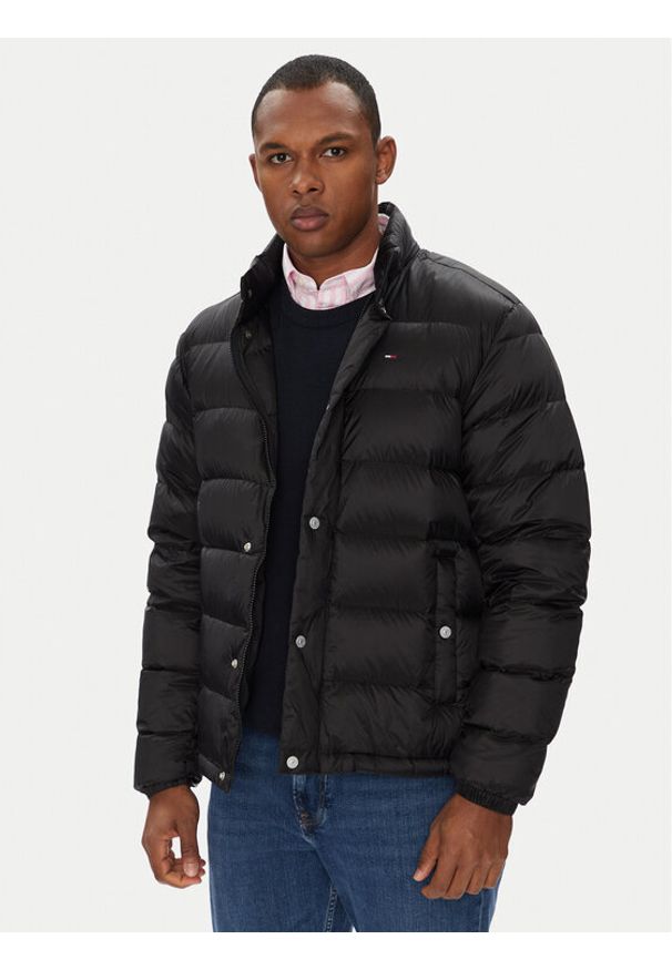 Tommy Jeans Kurtka puchowa DM0DM21937 Czarny Regular Fit. Kolor: czarny. Materiał: syntetyk