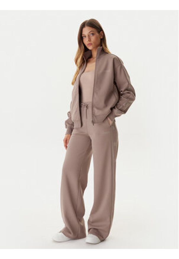 Guess Spodnie dresowe V5BB12 KCX22 Beżowy Wide Leg. Kolor: beżowy. Materiał: syntetyk