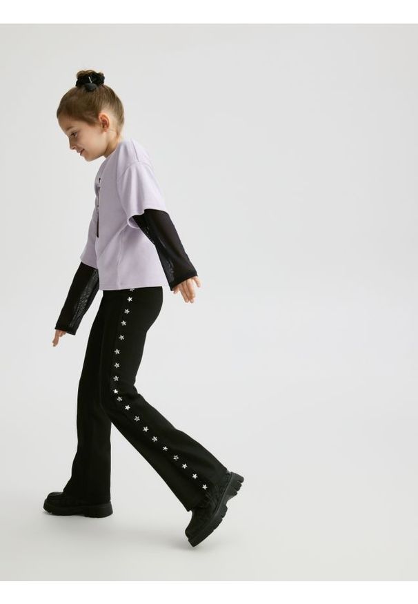 Reserved - Spodnie z aplikacją - czarny. Kolor: czarny. Materiał: dzianina, bawełna. Wzór: aplikacja