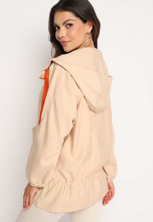 Born2be - Ciemnobeżowa Kurtka Jednorzędowa z Bawełną Kapturem i Wstążką Zakończona Ściągaczem Martinis. Okazja: na co dzień. Kolor: beżowy. Materiał: bawełna. Wzór: aplikacja. Styl: casual, elegancki, klasyczny