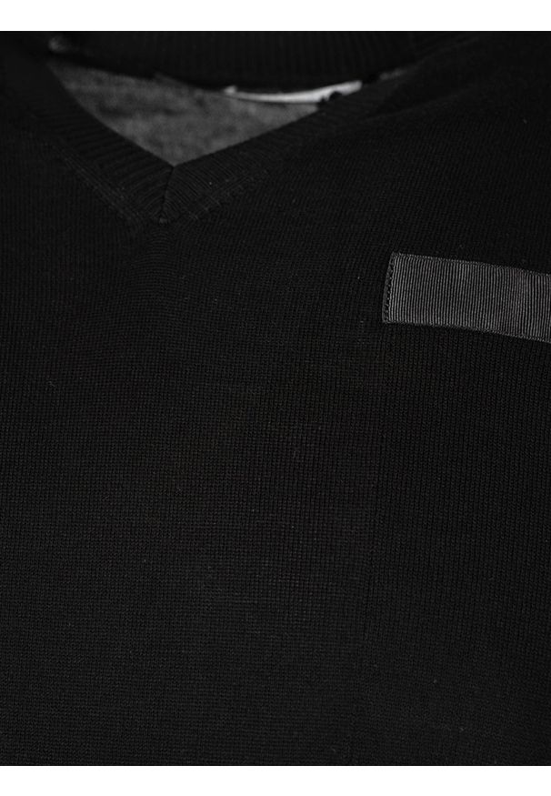 Les Hommes Sweter "V-neck" | LKK103-606U | Fit Jumper In Fine Gage Pocket With Zip | Mężczyzna | Czarny. Okazja: na co dzień. Typ kołnierza: dekolt w kształcie V. Kolor: czarny. Materiał: bawełna. Styl: casual
