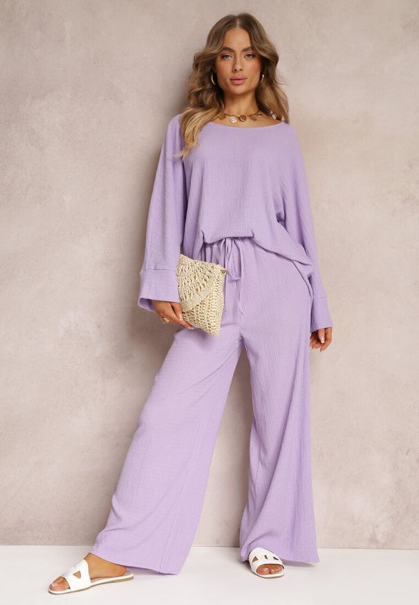 Renee - Fioletowa Bluzka z Rękawami 7/8 i Delikatnym Tłoczeniem Kylinn. Kolor: fioletowy. Materiał: tkanina. Wzór: aplikacja