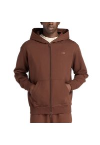 Bluza męska New Balance MJ53506ABJ - brązowa. Typ kołnierza: kaptur. Kolor: brązowy. Materiał: dresówka, bawełna. Wzór: napisy. Styl: klasyczny #1