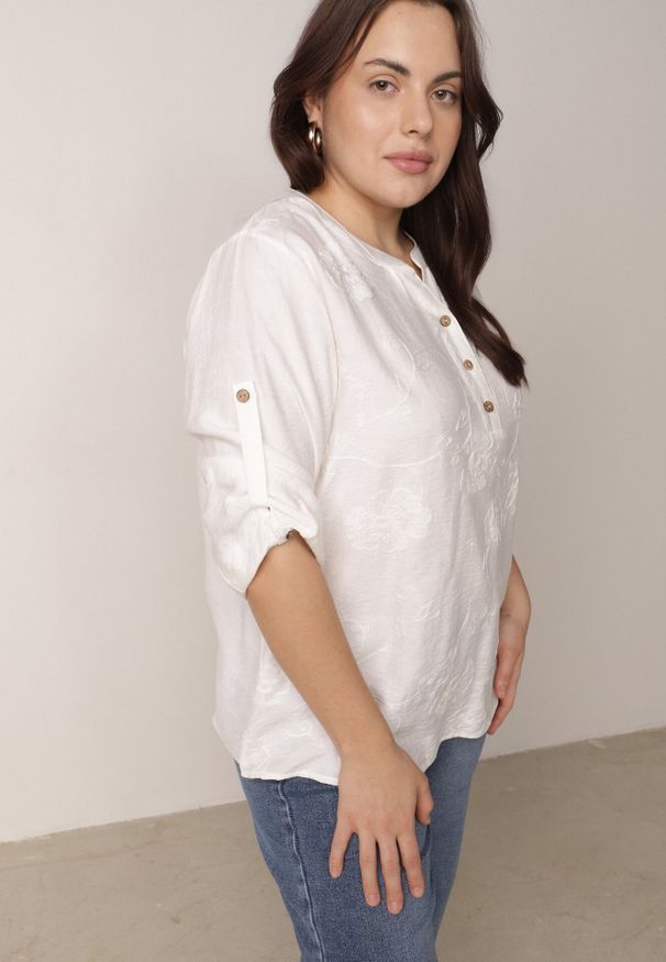 Born2be - Biała Bluzka Ozdobiona Guzikami i Haftowanymi Kwiatami Delmana. Okazja: na co dzień. Kolekcja: plus size. Kolor: biały. Materiał: materiał, tkanina. Wzór: kwiaty, haft, aplikacja. Sezon: lato. Styl: casual, klasyczny