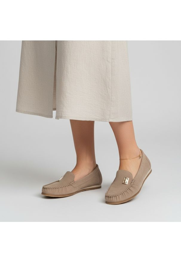 Mokasyny damskie Armodo, cholewka ze skóry naturalnej mokasynowa konstrukcja z dekoracyjną aplikacją miękka forma niska elastyczna podeszwa zapewniaj. Okazja: na co dzień. Kolor: beżowy. Materiał: skóra. Szerokość cholewki: normalna. Wzór: aplikacja. Styl: casual, elegancki, klasyczny