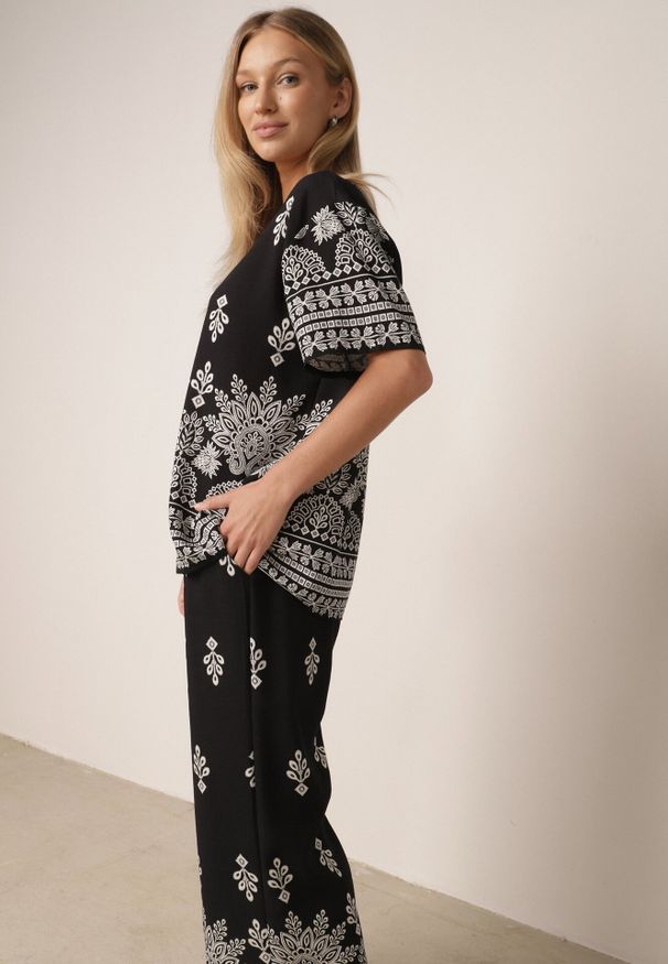 Born2be - Czarny Komplet Wiskozowy Szerokie Spodnie i Luźna Bluzka z Nadrukiem Paisley Thela. Kolekcja: plus size. Kolor: czarny. Materiał: wiskoza. Wzór: nadruk, paisley