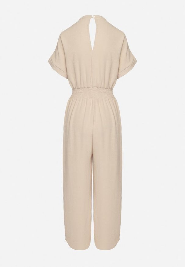 Born2be - Beżowy Kombinezon z Wiskozy z Gumką w Talii i Dekoltem w Serek z Guzikami Nisella. Okazja: na co dzień. Kolor: beżowy. Materiał: wiskoza. Długość rękawa: krótki rękaw. Długość: krótkie. Styl: casual, elegancki