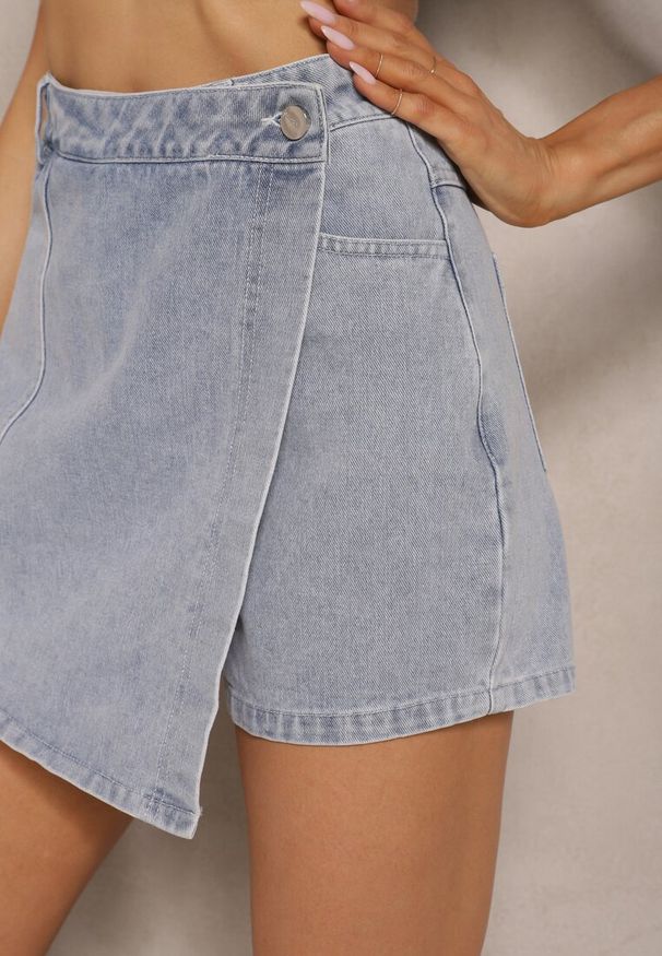 Renee - Jasnoniebieskie Asymetryczne Spódnico-Szorty Jeansowe Zdobione Przeszyciami Lisanithra. Okazja: na randkę, na co dzień. Kolor: niebieski. Materiał: jeans. Wzór: aplikacja. Styl: casual, elegancki