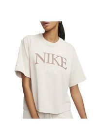 Koszulka Nike Sportswear Classic Boxy FQ6600-104 - beżowa. Kolor: beżowy. Materiał: materiał, bawełna. Długość rękawa: krótki rękaw. Długość: krótkie