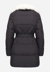 Born2be - Granatowa Pikowana Kurtka z Paskiem w Talii i Odpinanym Futrzanym Kołnierzem Edalithia. Okazja: na co dzień. Kolor: niebieski. Materiał: futro. Sezon: zima. Styl: casual, elegancki #3