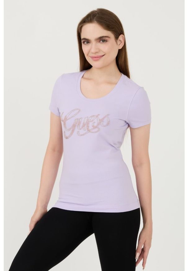 Guess - GUESS Lawendowy t-shirt Script. Kolor: fioletowy
