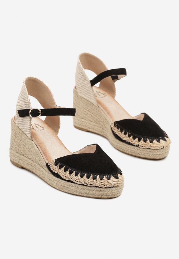 Born2be - Czarne Sandały Espadryle z Imitacji Zamszu na Plecionym Koturnie Calriva. Okazja: na co dzień. Zapięcie: sprzączka. Kolor: czarny. Materiał: zamsz. Sezon: lato. Obcas: na koturnie. Styl: elegancki, boho, casual