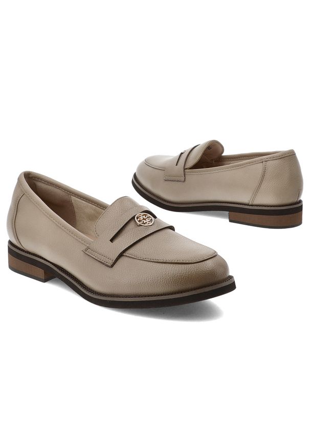 Mokasyny damskie Cambell, ze skóry licowej na płaskim obcasie z ozdobą i wsuwane, beżowe, 25-19301BG. Okazja: na co dzień. Zapięcie: bez zapięcia. Kolor: beżowy. Materiał: skóra. Wzór: aplikacja. Obcas: na obcasie. Styl: klasyczny, casual, elegancki. Wysokość obcasa: niski, średni