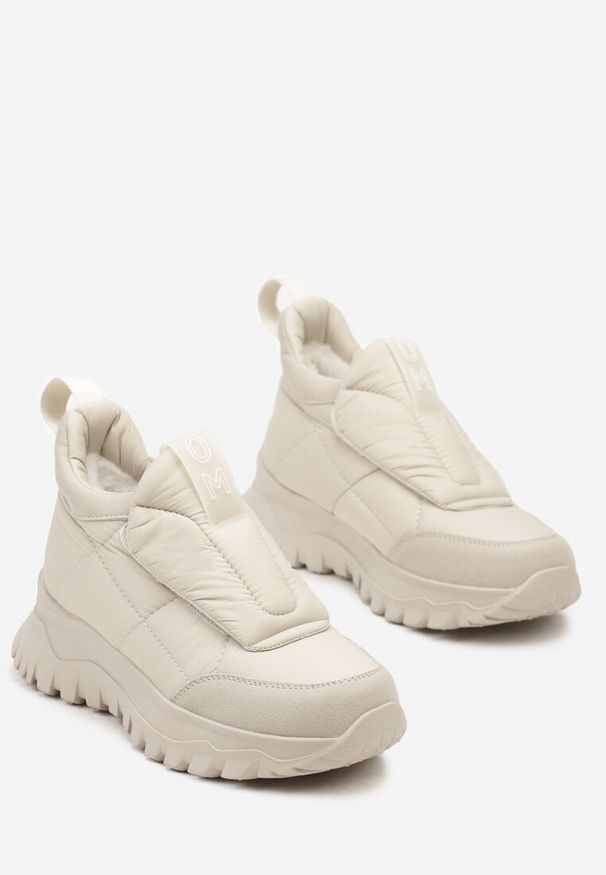 Renee - Jasnobeżowe Pikowane Sneakersy na Platformie Ozdobione Napisem Resilie. Okazja: na co dzień. Nosek buta: okrągły. Kolor: beżowy. Materiał: jeans, futro, materiał. Wzór: aplikacja, napisy. Sezon: zima. Obcas: na platformie. Wysokość obcasa: niski