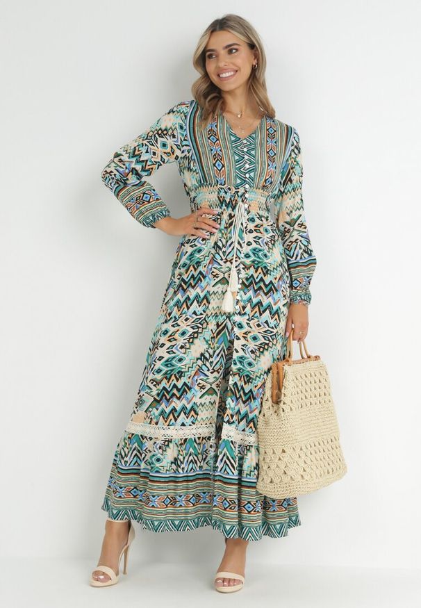 Born2be - Zielona Sukienka z Gumką w Talii w Etno Wzór Tilfa. Okazja: na co dzień. Kolor: zielony. Długość rękawa: długi rękaw. Typ sukienki: proste. Styl: etno