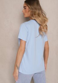 Renee - Jasnoniebieski T-shirt z Bawełny z Dekoltem w Serek Tanirea. Okazja: na co dzień. Typ kołnierza: dekolt w serek. Kolor: niebieski. Materiał: bawełna. Styl: casual #4