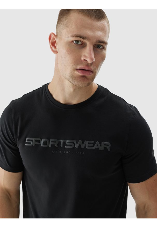 4f - 4F T-shirt regular z nadrukiem męski - czarny XL. Okazja: na co dzień. Kolor: czarny. Materiał: bawełna, jersey, dzianina. Długość rękawa: krótki rękaw. Długość: krótkie. Wzór: nadruk. Styl: sportowy, klasyczny, casual