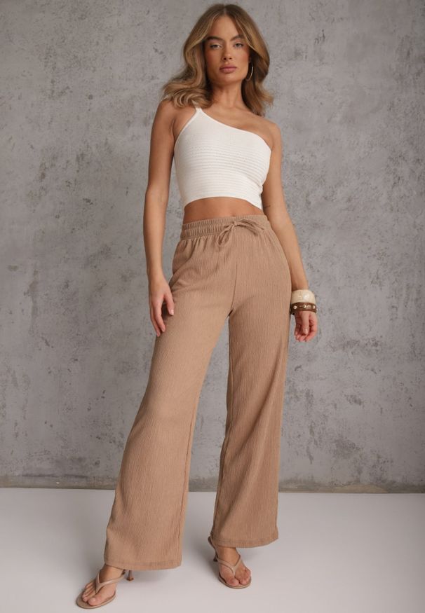 Renee - Beżowe Teksturowane Spodnie Wide Leg z Wiązaniem w Talii Pirethei. Kolor: beżowy. Materiał: materiał. Styl: elegancki