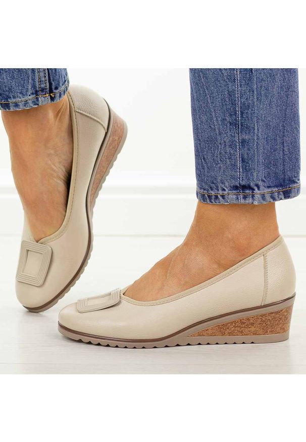 POTOCKI - Beżowe czółenka damskie na koturnie Potocki 12791. Okazja: na co dzień, do pracy. Nosek buta: okrągły. Kolor: beżowy. Szerokość cholewki: normalna. Wzór: aplikacja. Materiał: skóra. Sezon: wiosna, jesień, lato. Obcas: na koturnie. Styl: casual, elegancki, klasyczny