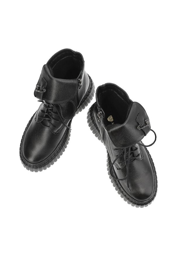 Czarne Botki Armodo Eleganckie Obuwie Damskie Z Broszką. Okazja: na co dzień. Zapięcie: klamry. Kolor: czarny. Materiał: skóra. Szerokość cholewki: normalna. Styl: elegancki