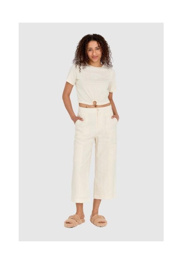Guess - GUESS Kremowy t-shirt damski cropped fit piercing. Kolor: beżowy. Materiał: bawełna