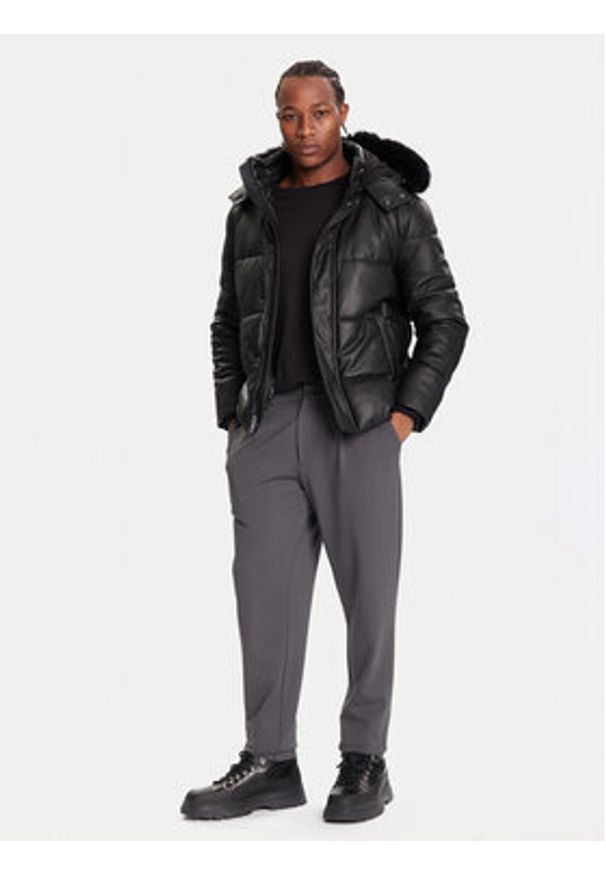 Guess Kurtka zimowa M5BL2F W1050 Czarny Regular Fit. Kolor: czarny. Materiał: skóra. Sezon: zima