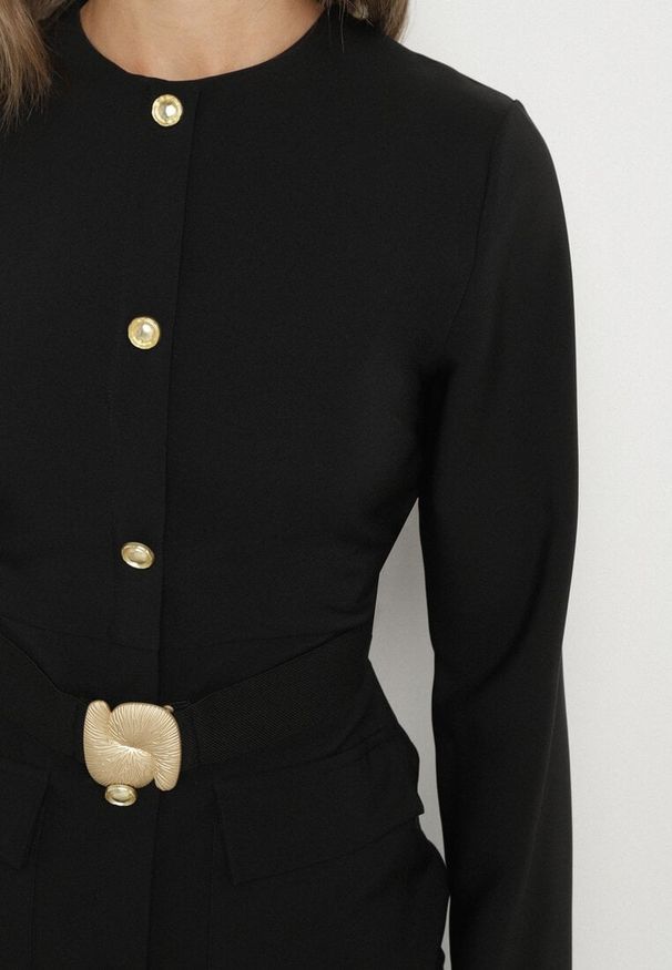 Born2be - Czarna Elegancka Sukienka z Ozdobnymi Guzikami i Paskiem z Klamrą Esmilea. Okazja: na co dzień, do pracy, na spotkanie biznesowe. Kolor: czarny. Długość rękawa: długi rękaw. Typ sukienki: proste. Styl: elegancki