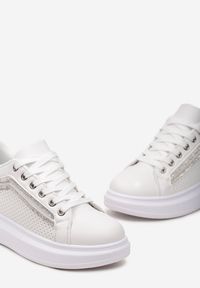 Renee - Biało-Srebrne Sneakersy na Platformie z Perforacją i Lamówkami z Cyrkoniami Zumina. Kolor: biały. Wzór: aplikacja. Obcas: na platformie #4