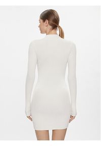 Tommy Jeans Sukienka dzianinowa Badge DW0DW17525 Biały Slim Fit. Kolor: biały. Materiał: syntetyk