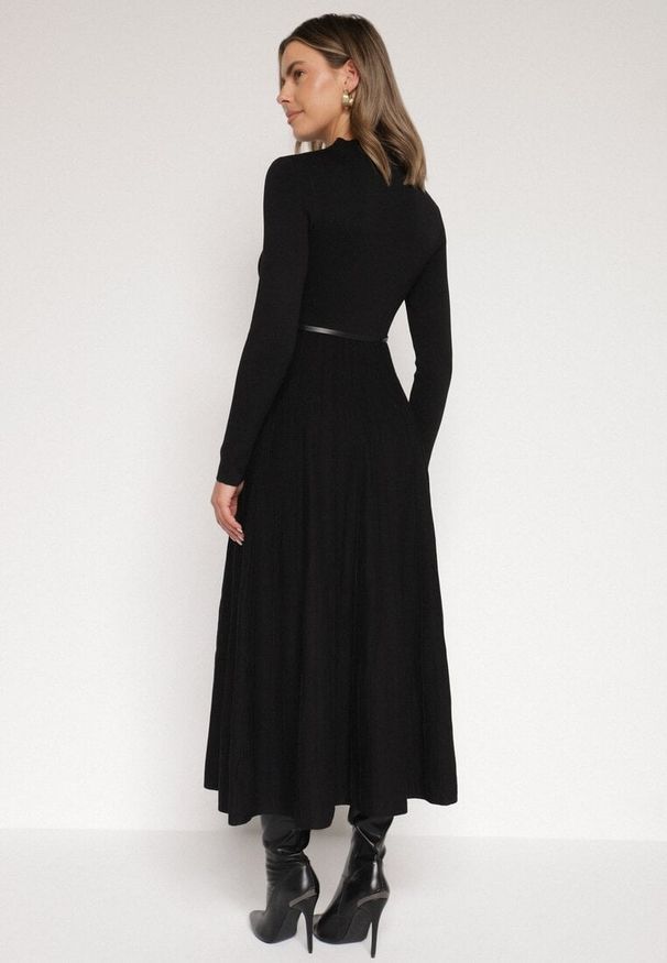 Born2be - Czarna Rozkloszowana Sukienka z Dzianiny z Wiskozą z Długim Rękawem i Paskiem Tusmina. Okazja: na co dzień. Kolor: czarny. Materiał: wiskoza, dzianina. Długość rękawa: długi rękaw. Styl: klasyczny, casual, elegancki