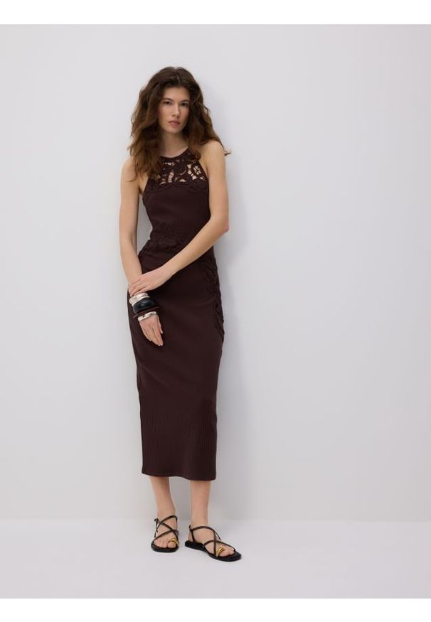 Reserved - Bawełniana sukienka maxi - ciemnobrązowy. Kolor: brązowy. Materiał: bawełna. Długość: maxi