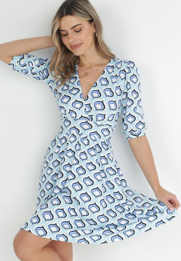 Born2be - Niebieska Rozkloszowana Sukienka z Bufiastymi Rękawami w Geometryczny Wzór Avory. Kolor: niebieski. Wzór: geometria. Długość: mini