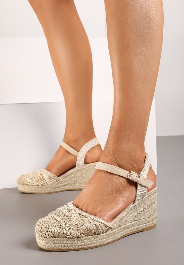 Renee - Beżowe Sandały na Koturnie Ozdobione Plecionką i Metaliczną Nicią Zapinane przy Kostce Zeffani. Okazja: na co dzień. Kolor: beżowy. Materiał: jeans. Wzór: aplikacja. Sezon: lato. Obcas: na koturnie. Styl: casual