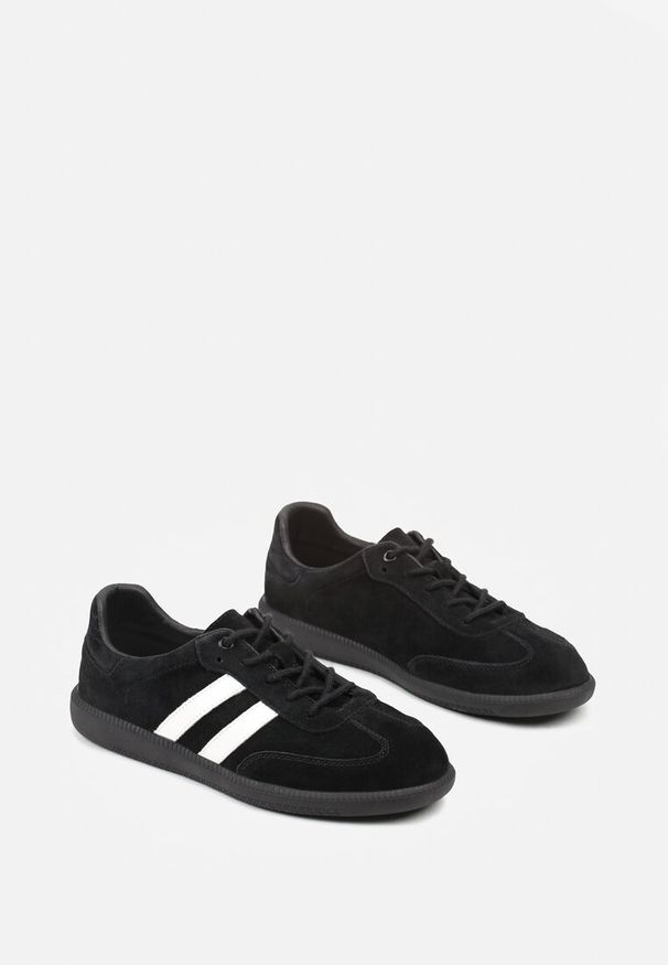 Renee - Czarno-Białe Płaskie Sneakersy ze Skóry Naturalnej z Ozdobnymi Paskami Nelarielis. Okazja: na spacer, na co dzień. Zapięcie: pasek. Kolor: czarny. Materiał: skóra. Wzór: paski. Sport: turystyka piesza