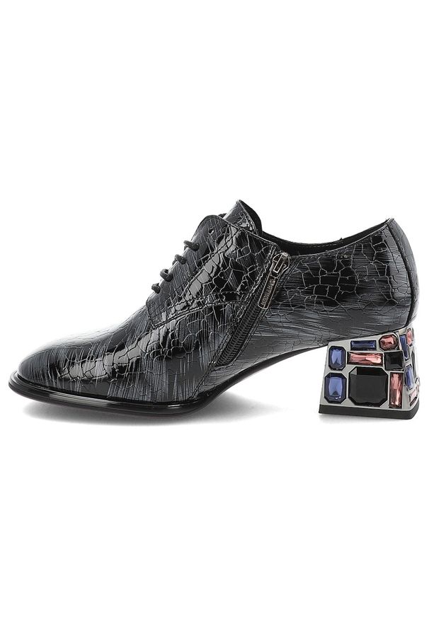 Szare Półbuty Artiker Stylowe Obuwie Damskie Na Obcasie. Okazja: na co dzień. Kolor: szary. Materiał: lakier. Szerokość cholewki: normalna. Wzór: aplikacja, kolorowy. Obcas: na obcasie. Styl: elegancki. Wysokość obcasa: średni