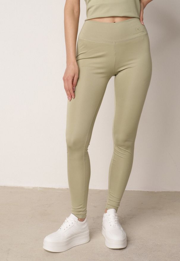 Born2be - Zielone Legginsy w Stylu Basic z Wyszczuplającym Pasem Samertes. Okazja: na co dzień, do pracy, na spacer. Stan: podwyższony. Kolor: zielony. Długość: krótkie. Styl: casual