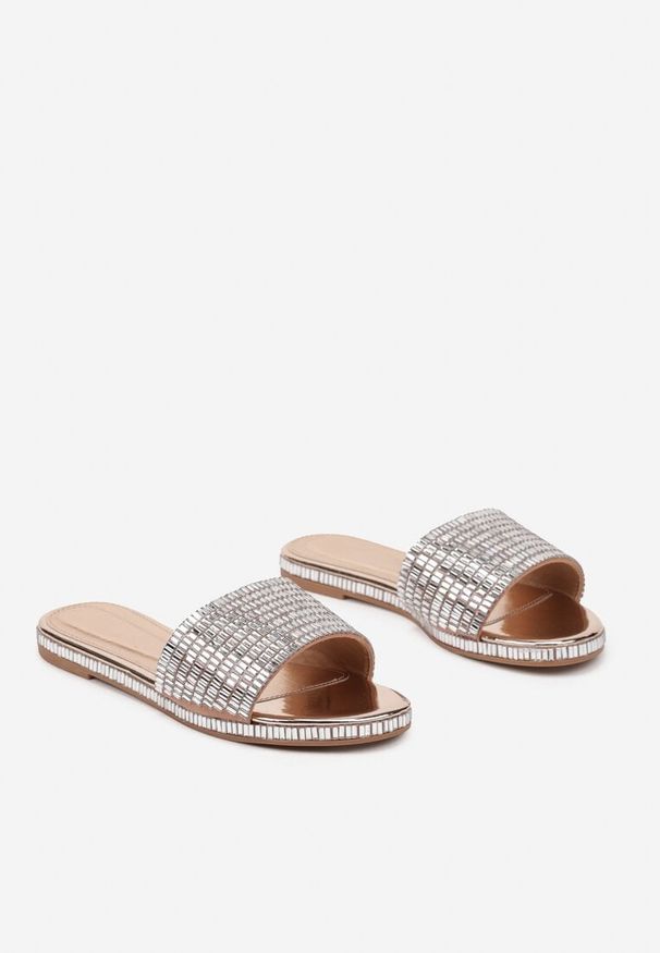 Born2be - Szampańskie Klapki Zdobione Metalicznymi Aplikacjami Deolirin. Okazja: na co dzień. Nosek buta: otwarty. Kolor: złoty. Wzór: aplikacja. Materiał: jeans. Sezon: lato. Obcas: na obcasie. Styl: casual, elegancki. Wysokość obcasa: niski