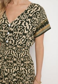 Born2be - Zielono-Beżowa Bawełniana Sukienka z Gumką w Talii i Guzikami Natiflione. Okazja: na co dzień. Typ kołnierza: dekolt w kształcie V. Kolor: zielony. Materiał: bawełna. Typ sukienki: rozkloszowane, oversize. Styl: klasyczny, casual, elegancki #4