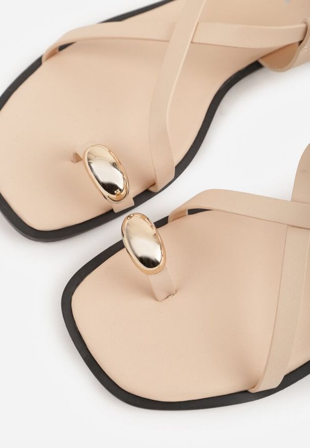 Renee - Beżowe Sandały Typu Japonki Ozdobione Metaliczną Aplikacją Grynyra. Kolor: beżowy. Wzór: aplikacja. Sezon: lato