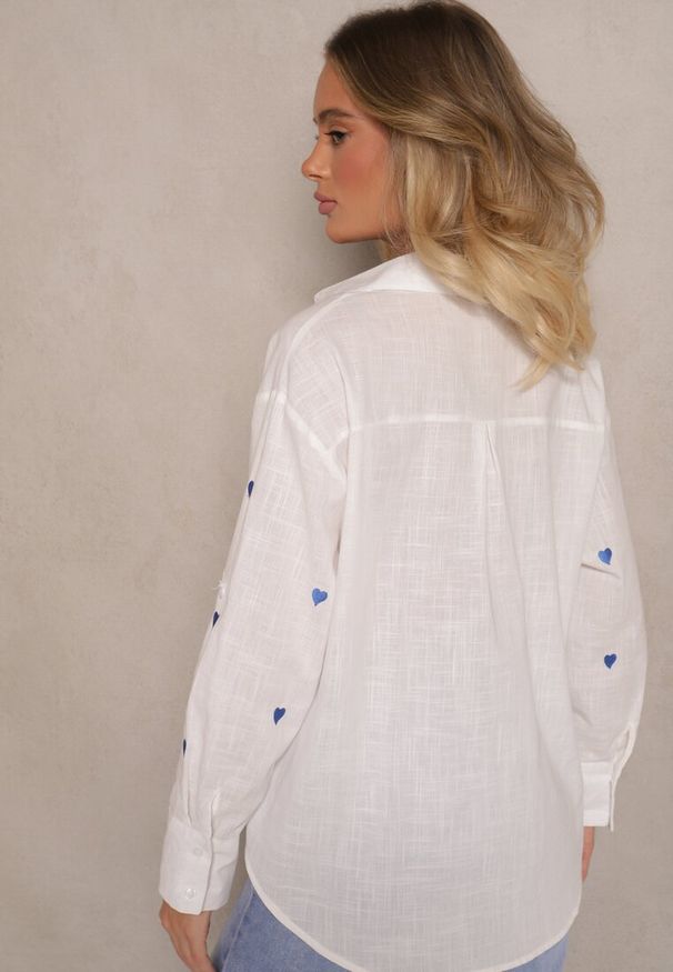 Renee - Biała Bawełniana Koszula w Serca Elearose. Okazja: na co dzień. Kolor: biały. Materiał: bawełna. Długość: długie. Styl: klasyczny, casual, elegancki