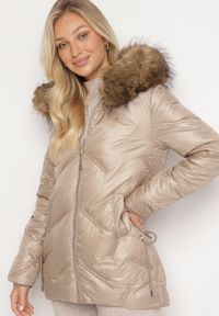 Born2be - Beżowa Pikowana Kurtka z Kapturem i Odpinanym Futerkiem Sagisia. Okazja: na co dzień. Typ kołnierza: kaptur. Kolor: beżowy. Materiał: futro. Długość rękawa: długi rękaw. Długość: długie. Styl: elegancki, casual #6