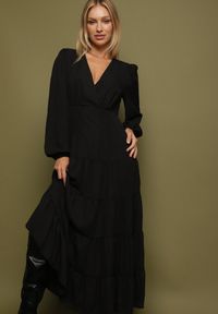 Born2be - Czarna Rozkloszowana Sukienka Vices z Kopertowym Dekoltem Reslosa. Okazja: na co dzień. Typ kołnierza: dekolt w serek. Kolor: czarny. Materiał: poliester, jeans. Typ sukienki: kopertowe. Styl: casual #6