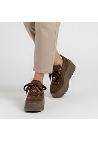 Czekoladowe Sneakersy Karino Damskie Buty Na Platformie. Okazja: na co dzień. Zapięcie: sznurówki. Kolor: brązowy. Materiał: satyna, welur, zamsz. Szerokość cholewki: normalna. Obcas: na platformie. Styl: casual, elegancki #1