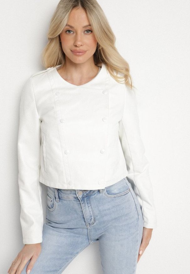 Born2be - Biała Kurtka Ramoneska z Ozdobnymi Guzikami Sesiania. Okazja: na co dzień. Kolor: biały. Materiał: jeans. Długość rękawa: długi rękaw. Długość: długie. Styl: klasyczny, casual, elegancki