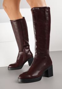 Renee - Bordowe Kozaki na Słupku z Lekkim Ociepleniem Cetilda. Okazja: na co dzień. Kolor: czerwony. Materiał: wełna, jeans. Sezon: zima. Obcas: na słupku. Styl: casual, elegancki. Wysokość obcasa: średni