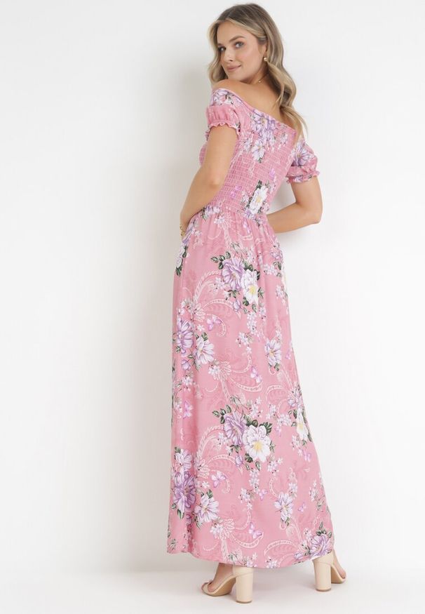 Born2be - Różowa Sukienka Maxi w Kwiaty z Ozdobnym Wiązaniem przy Dekolcie i Krótkimi Rękawami Paninthe. Kolor: różowy. Materiał: tkanina. Długość rękawa: krótki rękaw. Wzór: kwiaty. Długość: maxi